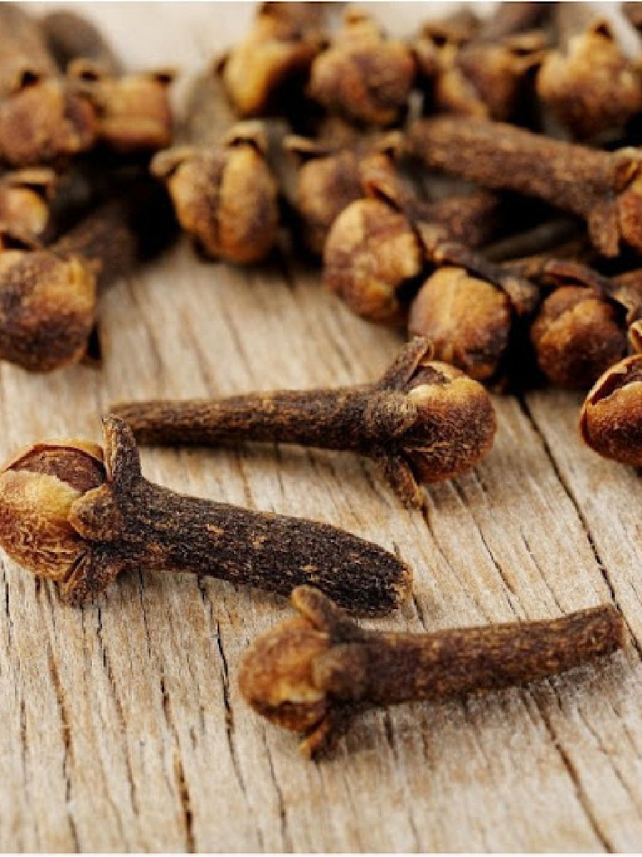 एका लवंगाच्या सेवनामुळे कफाची समस्या होईल दूर, अन्यही आहेत गुणकारी फायदे - Marathi News | एका लवंगाच्या सेवनामुळे कफाची समस्या होईल दूर, अन्यही आहेत गुणकारी फायदे | Latest Photos at Lokmat.com