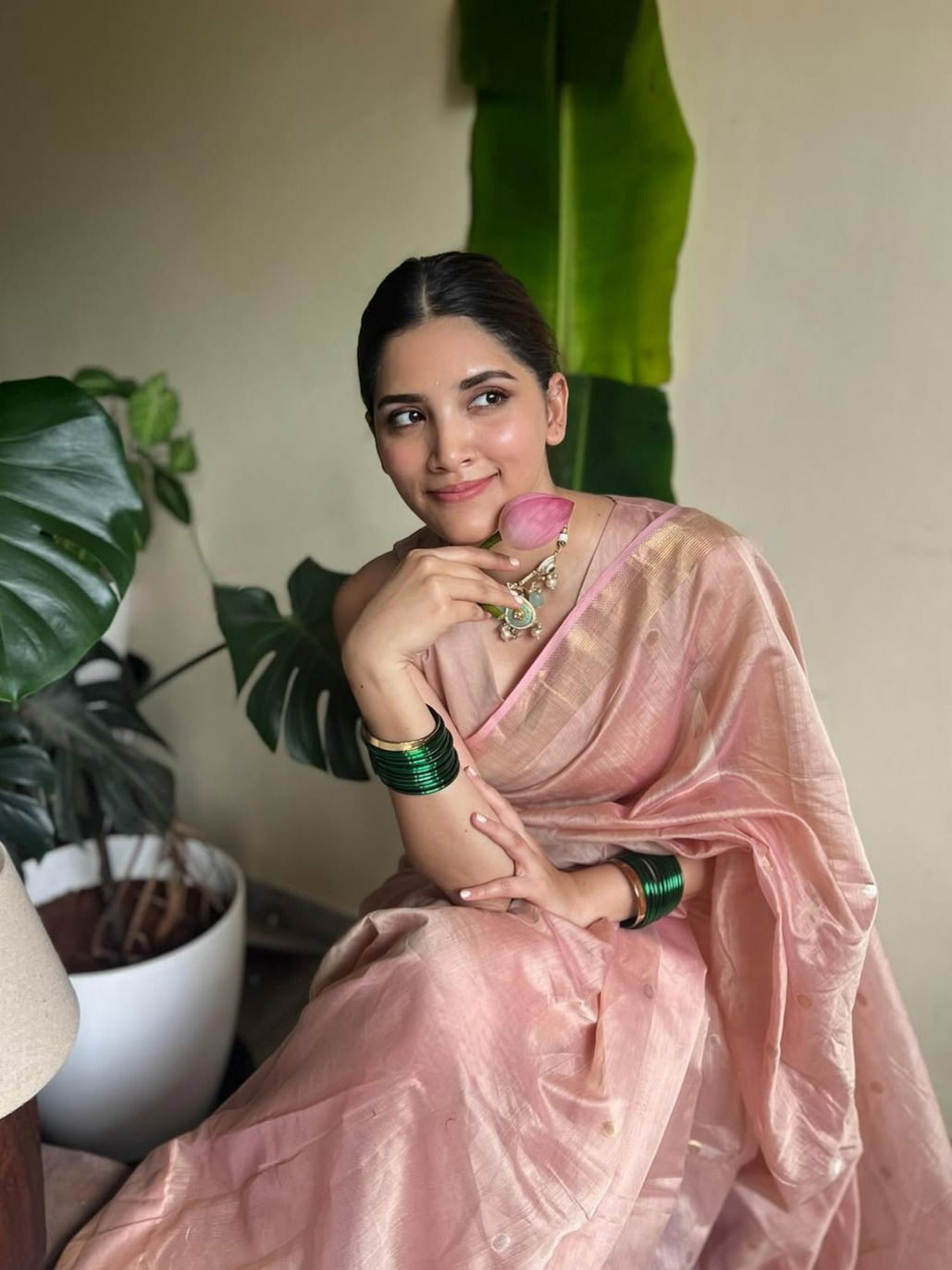 सादगी तो हमारी जरा देखिए...! - Marathi News | सादगी तो हमारी जरा देखिए...! | Latest Photos at Lokmat.com