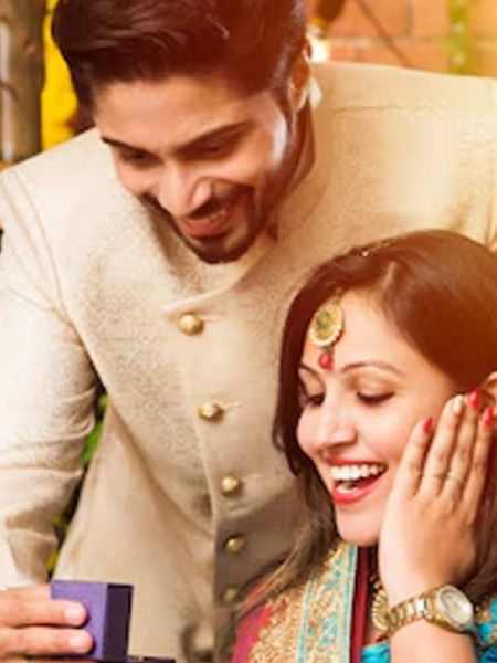 पहिल्या दिवाळसणात बायकोला द्या 'हे' खास गिफ्ट - Marathi News | पहिल्या दिवाळसणात बायकोला द्या 'हे' खास गिफ्ट | Latest Photos at Lokmat.com