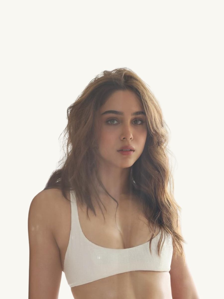 शर्वरी वाघच्या बोल्ड अदा