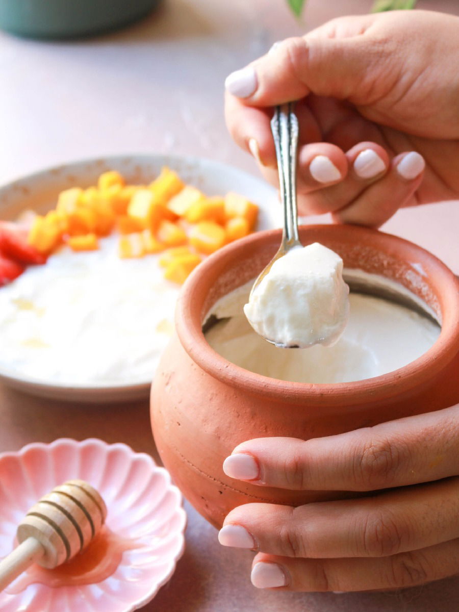 दही फारच आंबट झालंय? या टिप्स वापरुन झटक्यात करा चव बॅलेन्स - Marathi News | दही फारच आंबट झालंय? या टिप्स वापरुन झटक्यात करा चव बॅलेन्स | Latest Photos at Lokmat.com