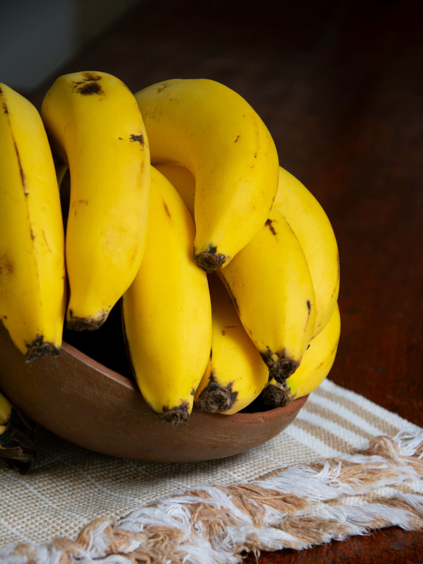 थंडीत केळी खावीत की खाऊ नयेत? - Marathi News | थंडीत केळी खावीत की खाऊ नयेत? | Latest Photos at Lokmat.com