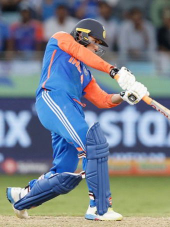 जलद अर्धशतकी खेळीसह अभिषेक शर्मानं मोडला युवीचा विक्रम - Marathi News | जलद अर्धशतकी खेळीसह अभिषेक शर्मानं मोडला युवीचा विक्रम | Latest Photos at Lokmat.com