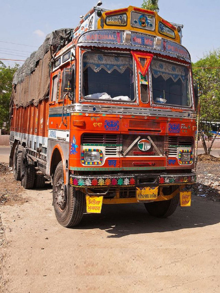 ट्रकमध्ये १६-१८ चाके का असतात? - Marathi News | ट्रकमध्ये १६-१८ चाके का असतात? | Latest Photos at Lokmat.com