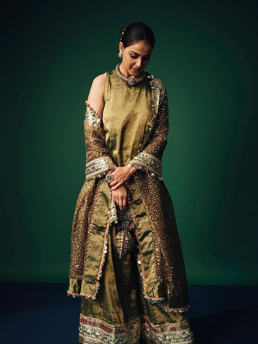 Diwali : जिनिलियाचा फेस्टिव्ह लूक - Marathi News | Diwali : जिनिलियाचा फेस्टिव्ह लूक | Latest Photos at Lokmat.com