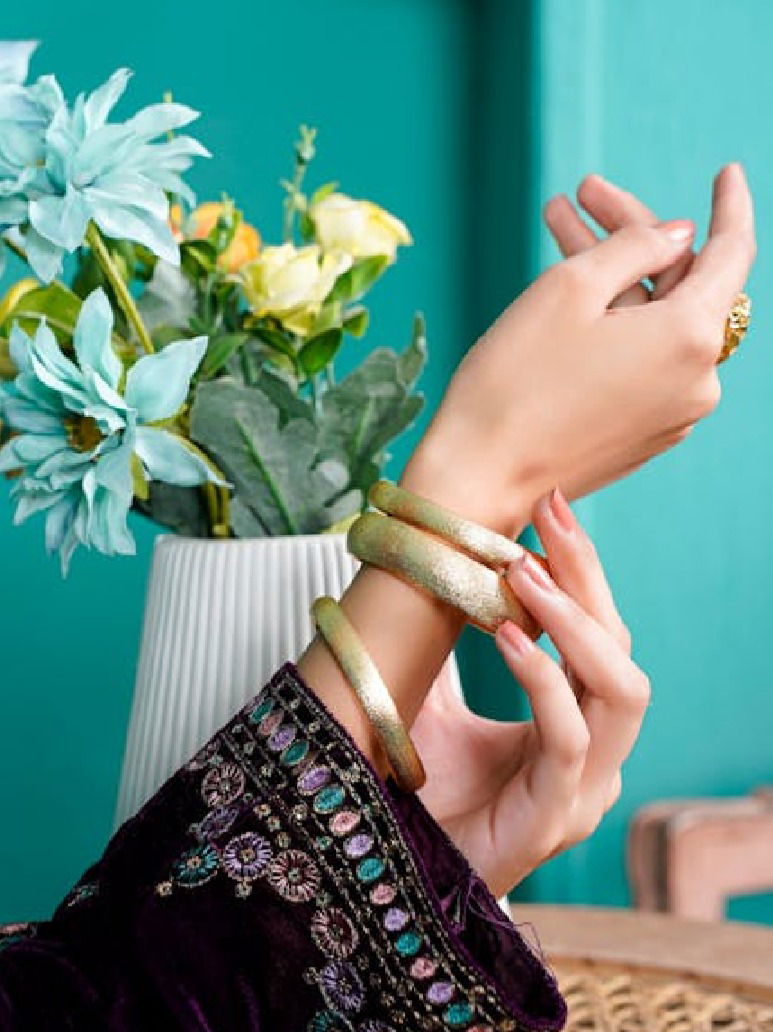 हातातील बांगड्या अन् श्वसनाच्या आजारांचा आहे जवळचा संबंध? - Marathi News | हातातील बांगड्या अन् श्वसनाच्या आजारांचा आहे जवळचा संबंध? | Latest Photos at Lokmat.com