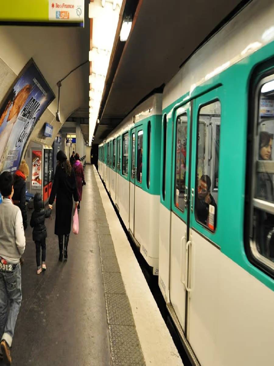 मेट्रो चालकाला किती पगार मिळतो? - Marathi News | मेट्रो चालकाला किती पगार मिळतो? | Latest Photos at Lokmat.com