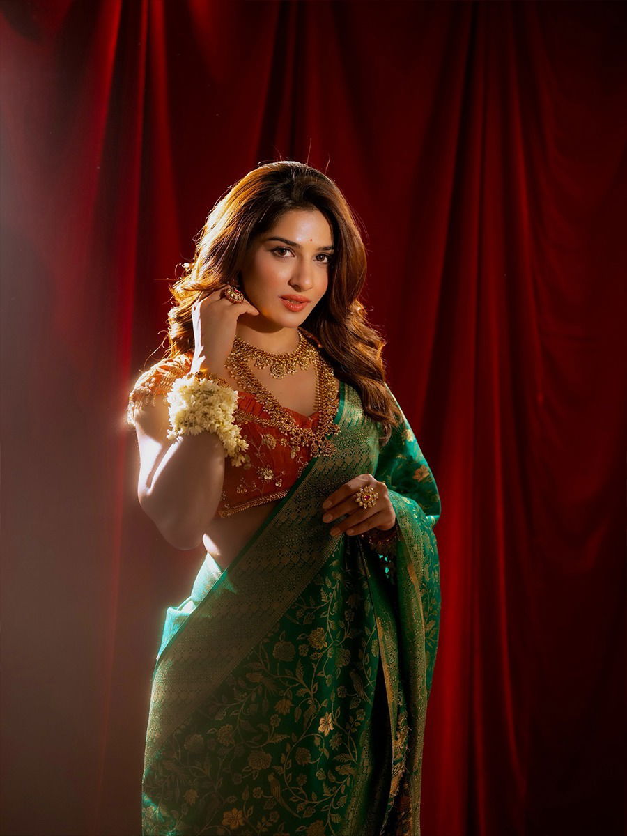 नववारी साडीत नेहा खान दिसली झक्कास! - Marathi News | नववारी साडीत नेहा खान दिसली झक्कास! | Latest Photos at Lokmat.com