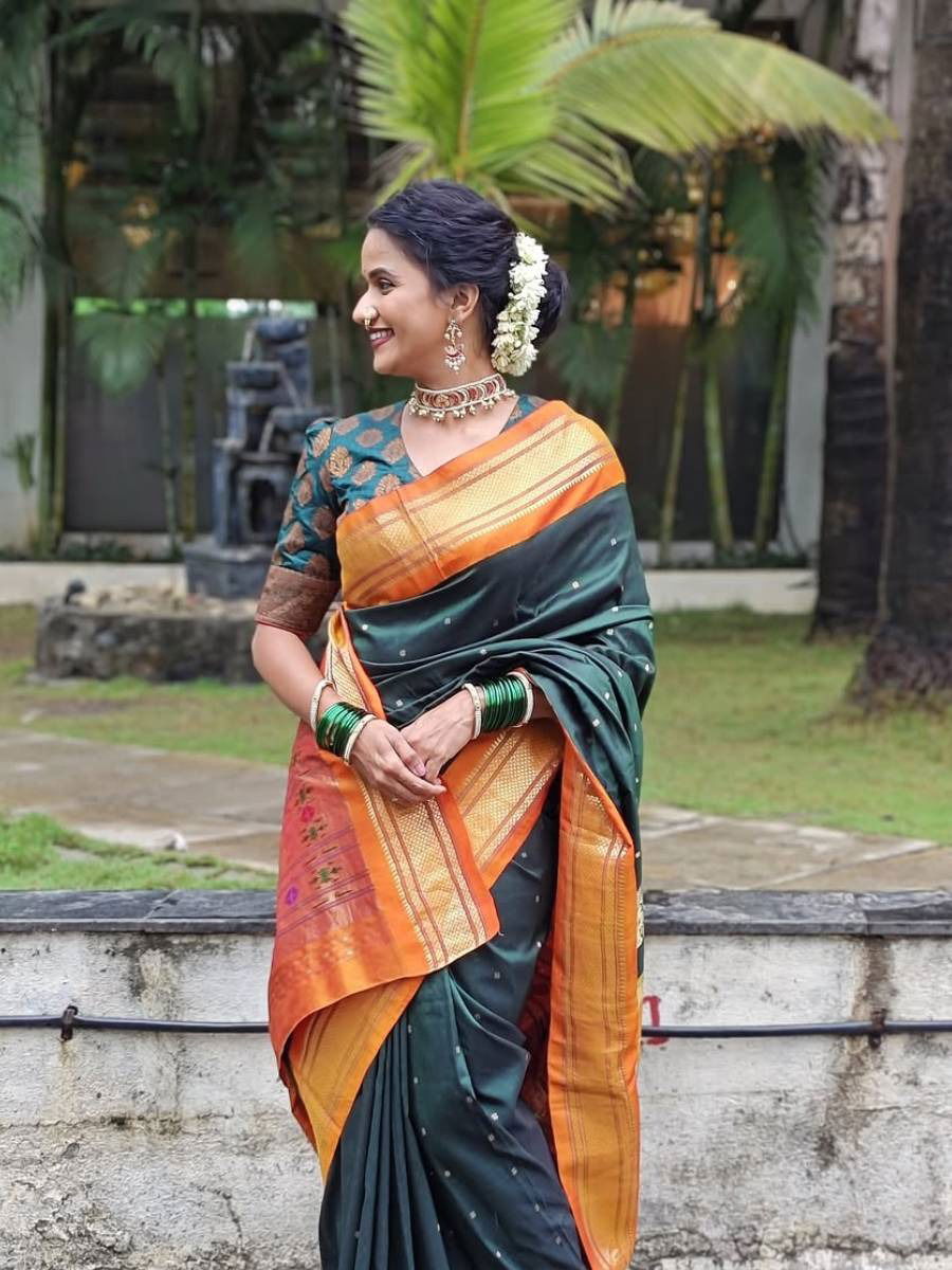 केसांत गजरा अन् चाहत्यांच्या खिळल्या नजरा! - Marathi News | केसांत गजरा अन् चाहत्यांच्या खिळल्या नजरा! | Latest Photos at Lokmat.com