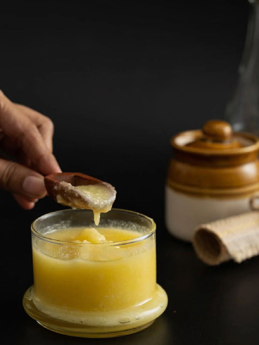 हिवाळ्यात खा साजूक तूप, अनेक समस्या होतील दूर - Marathi News | हिवाळ्यात खा साजूक तूप, अनेक समस्या होतील दूर | Latest Photos at Lokmat.com