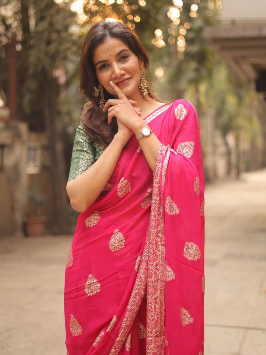 गुलाबी साडीत खुललं आकांक्षाचं सौंदर्य - Marathi News | गुलाबी साडीत खुललं आकांक्षाचं सौंदर्य | Latest Photos at Lokmat.com