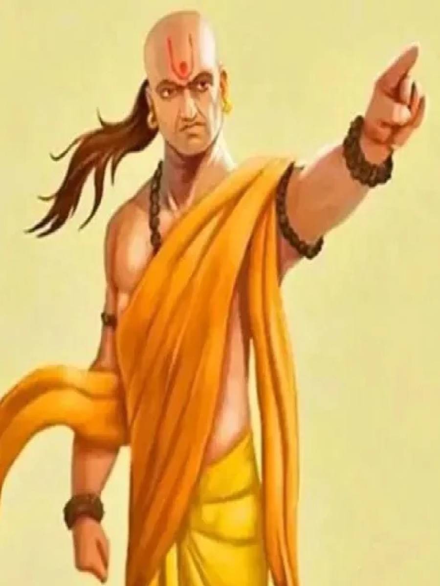 जवळचा माणूस खरा आहे की खोटा? चाणक्यंनी सांगितलं असं ओळखा - Marathi News | जवळचा माणूस खरा आहे की खोटा? चाणक्यंनी सांगितलं असं ओळखा | Latest Photos at Lokmat.com