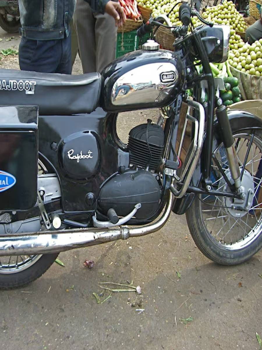 जबरदस्त! ३५ वर्षांनंतर राजदूत परतली, बुलेटसारखी पॉवर किंमतही कमी - Marathi News | जबरदस्त! ३५ वर्षांनंतर राजदूत परतली, बुलेटसारखी पॉवर किंमतही कमी | Latest Photos at Lokmat.com