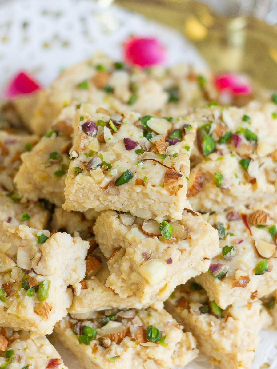 जिभेवर ठेवताच विरघळते, रसरशीत कलाकंद, घरी बनवण्याची सोपी पद्धत - Marathi News | जिभेवर ठेवताच विरघळते, रसरशीत कलाकंद, घरी बनवण्याची सोपी पद्धत | Latest Photos at Lokmat.com