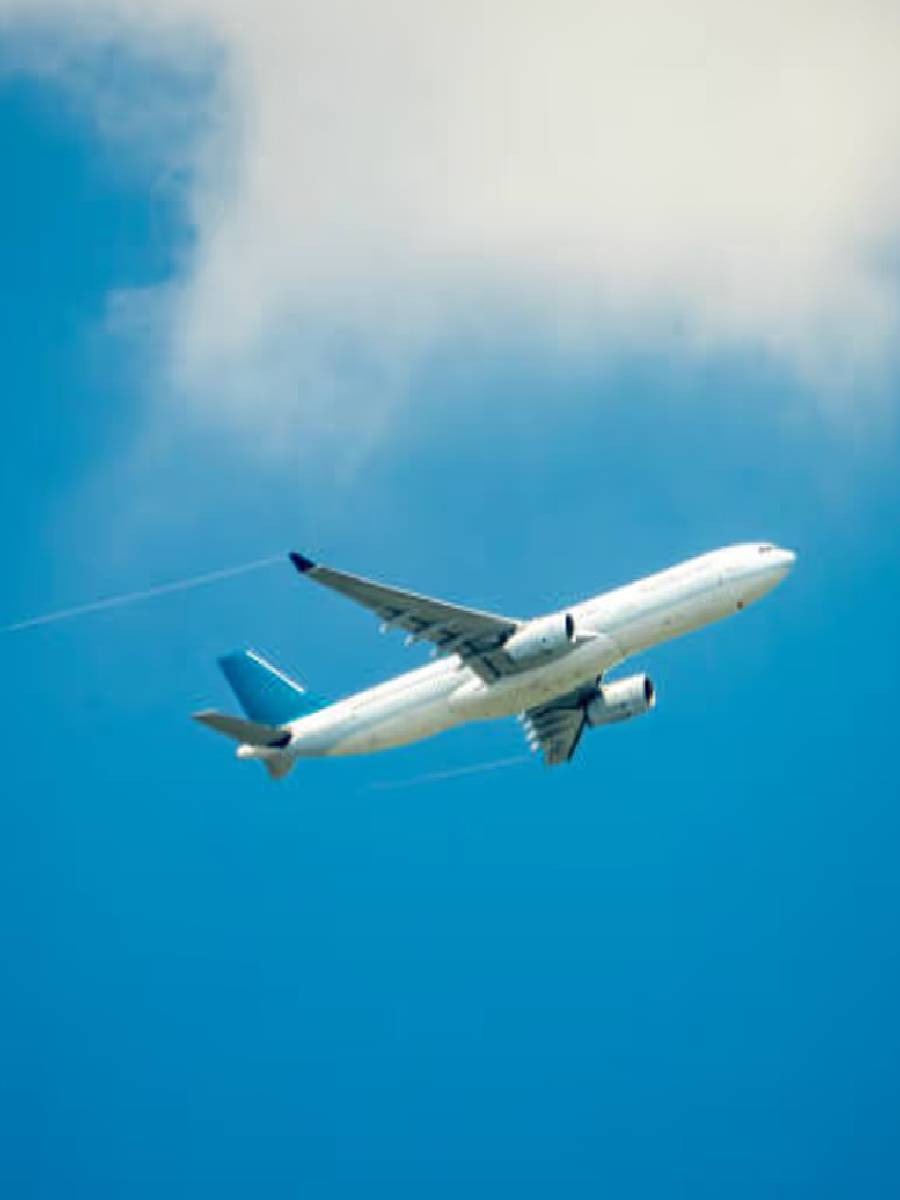 विमानांचा रंग पांढरा का असतो? - Marathi News | विमानांचा रंग पांढरा का असतो? | Latest Photos at Lokmat.com