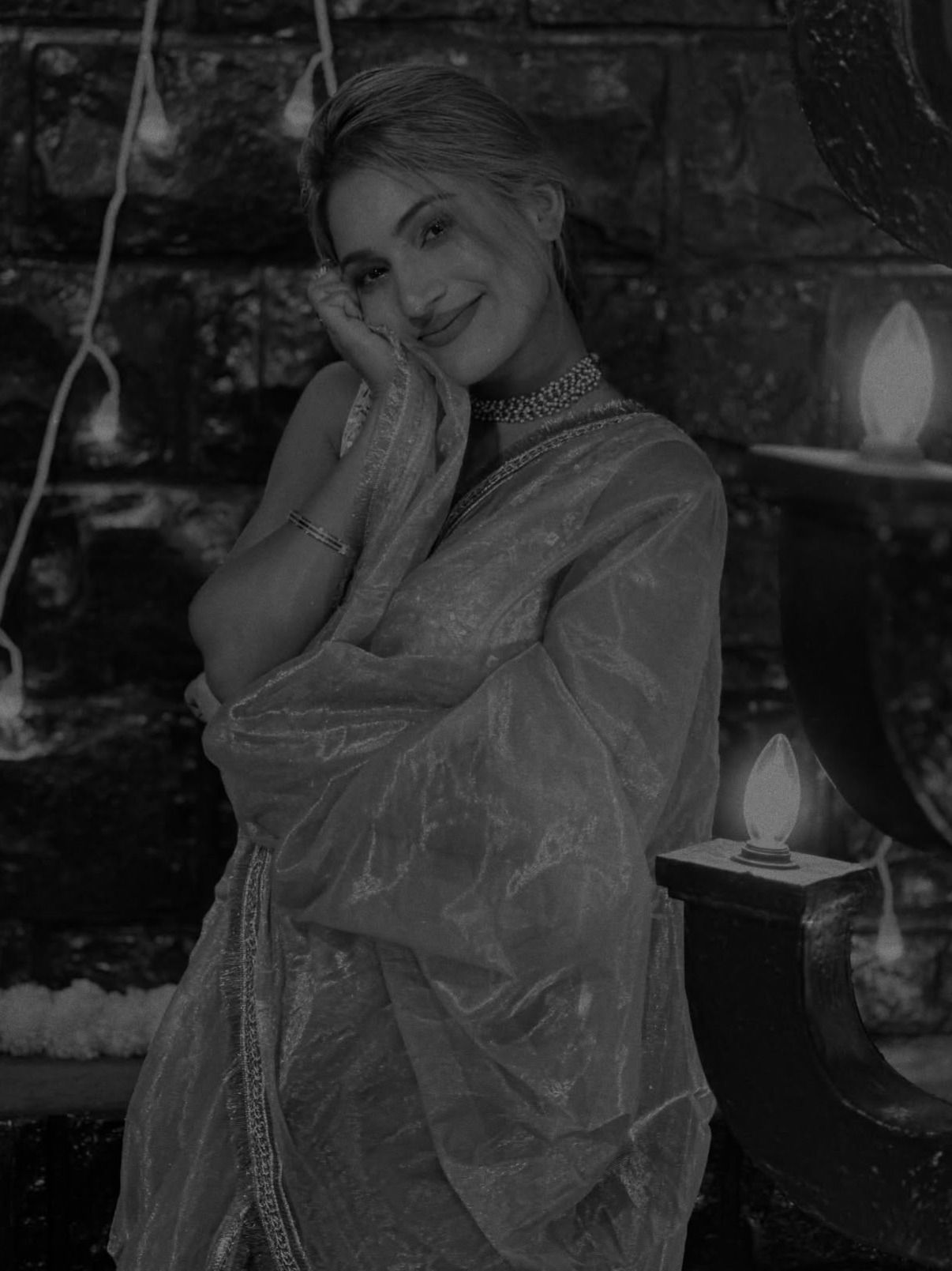 पूर्वा शिंदेचे ब्लॅक अँड व्हाईट फोटो व्हायरल, दिसतेय सुंदर