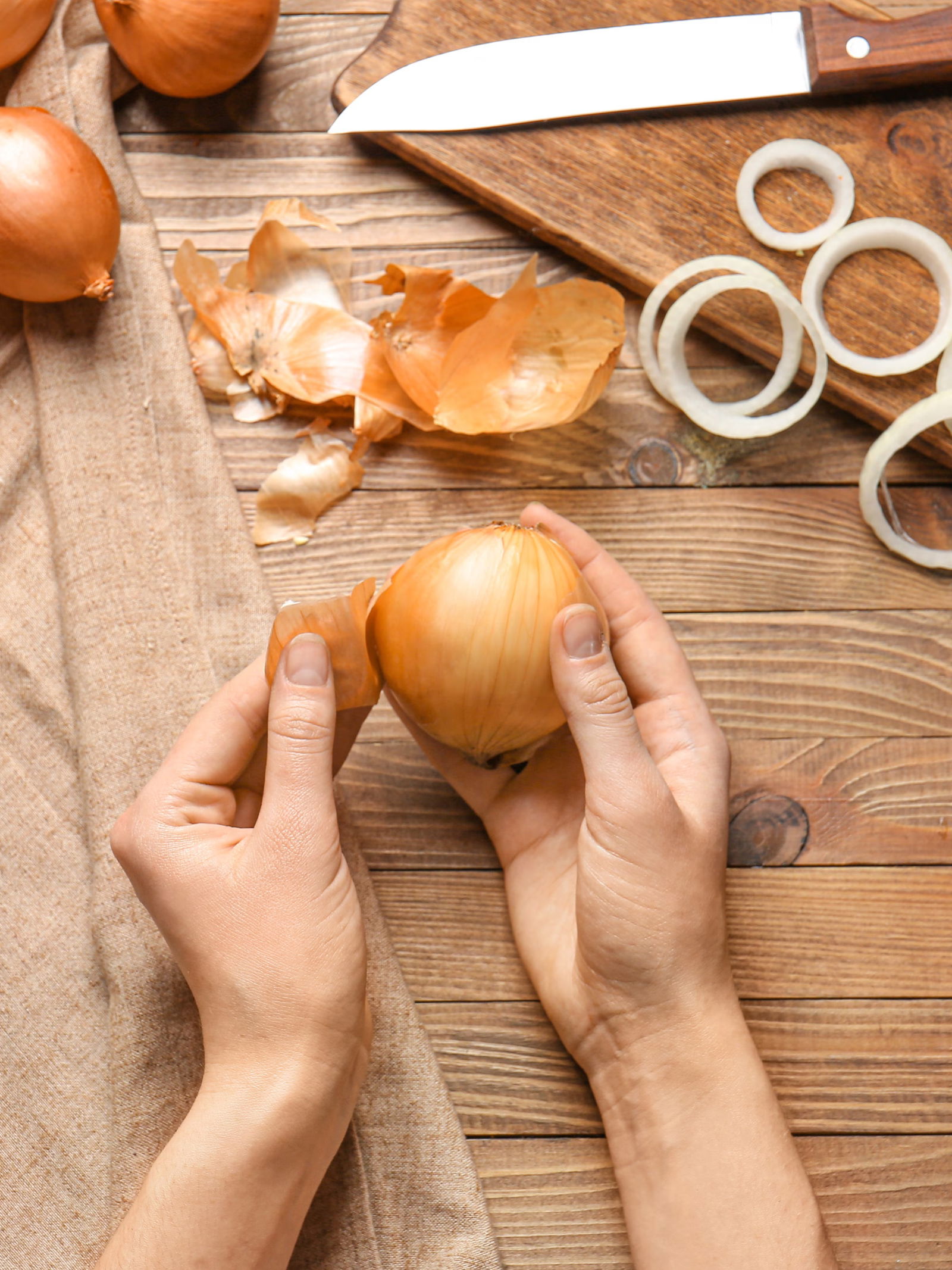 हाताला येणारा कांद्याचा वास कसा घालवायचा? - Marathi News | हाताला येणारा कांद्याचा वास कसा घालवायचा? | Latest Photos at Lokmat.com