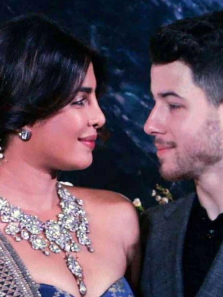 सरोगसी करुन आई-वडील झालेले बॉलिवूडचे कपल्स... - Marathi News | सरोगसी करुन आई-वडील झालेले बॉलिवूडचे कपल्स... | Latest Photos at Lokmat.com