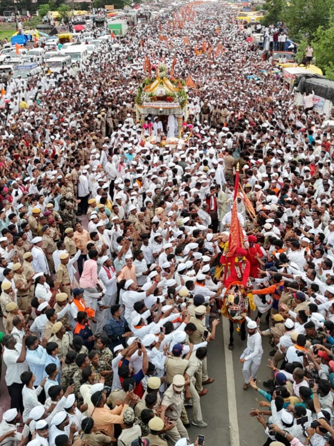 १७ वर्षांनी तुकोबाराय आळंदीच्या वाटेवर! - Marathi News | १७ वर्षांनी तुकोबाराय आळंदीच्या वाटेवर! | Latest Photos at Lokmat.com