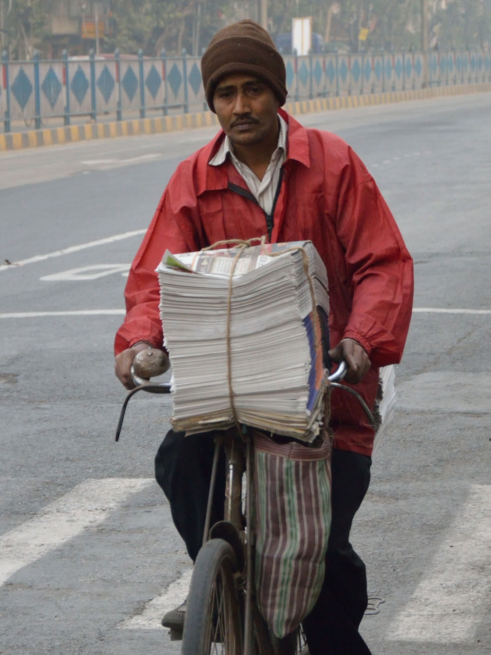 वृत्तपत्र विक्रेत्यांना किती कमिशन मिळते... - Marathi News | वृत्तपत्र विक्रेत्यांना किती कमिशन मिळते... | Latest Photos at Lokmat.com