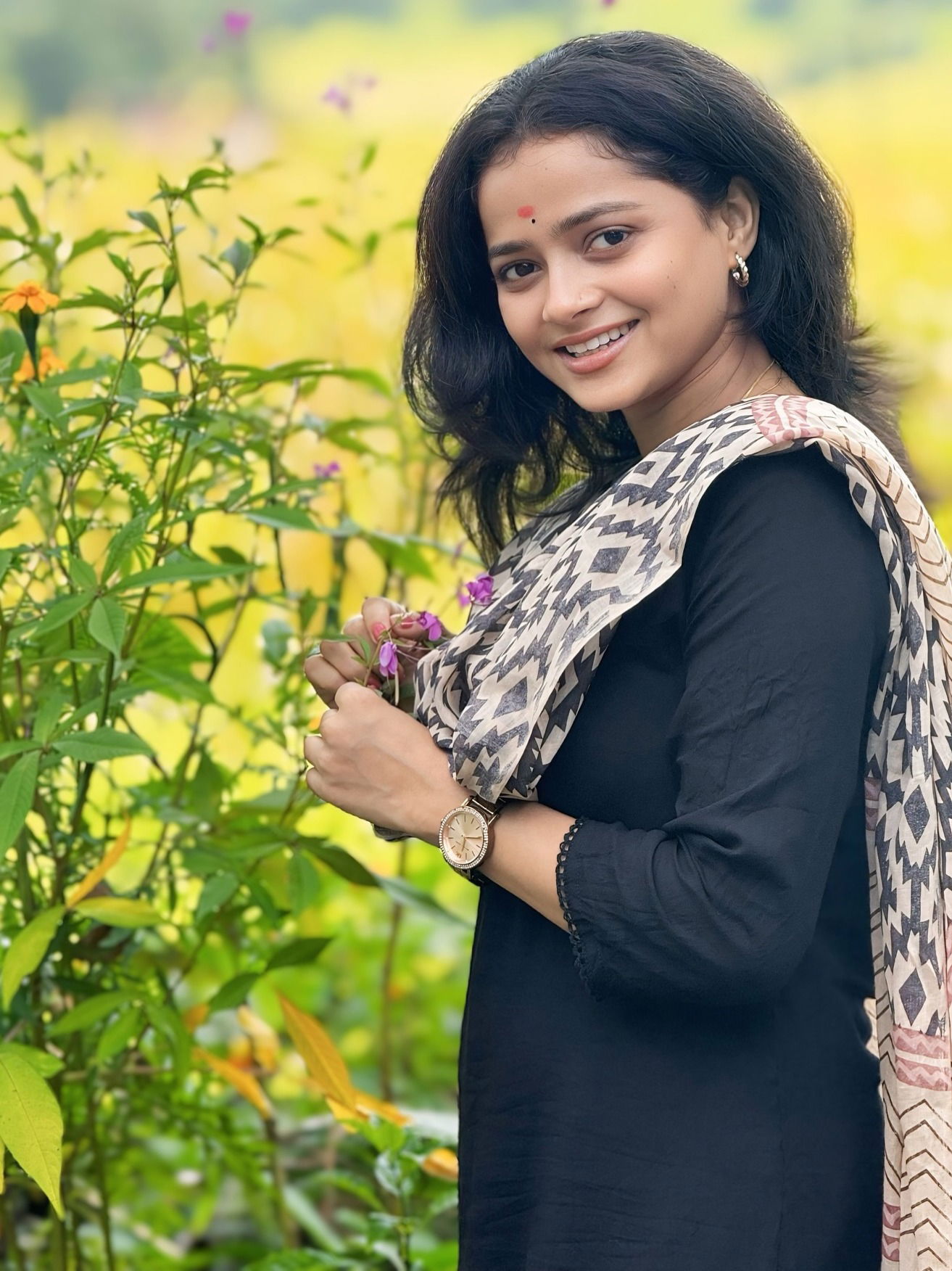 शेतात रमली सुंदर शिवाली - Marathi News | शेतात रमली सुंदर शिवाली | Latest Photos at Lokmat.com