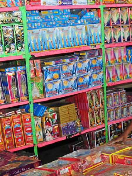 असा ओळखा खऱ्या आणि बनावट फटाक्यांमधील फरक - Marathi News | असा ओळखा खऱ्या आणि बनावट फटाक्यांमधील फरक | Latest Photos at Lokmat.com