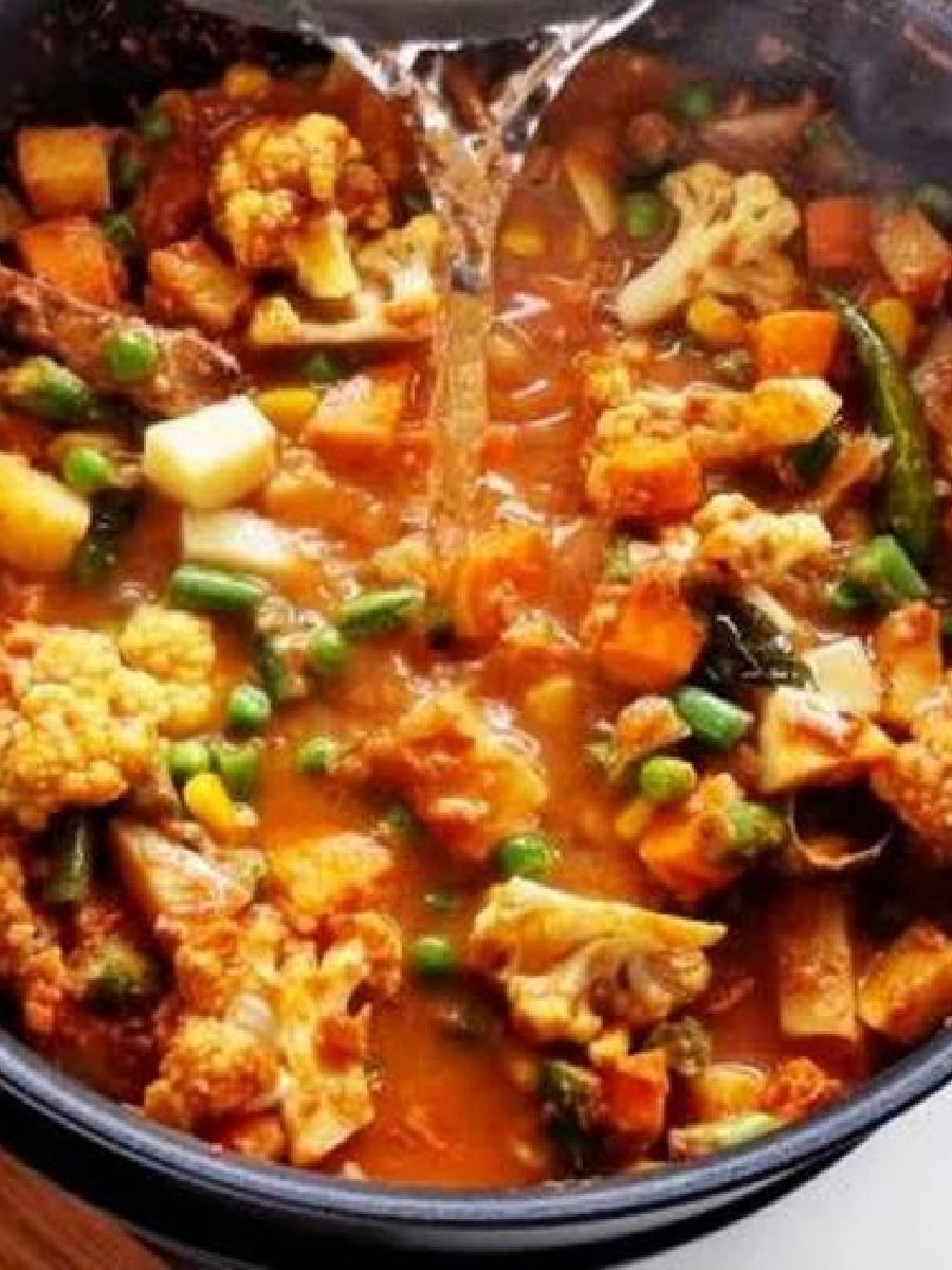 भाजीत पाणी जास्त झालं? 'या' ट्रिक्सने करा प्रॉब्लेम सॉल्व्ह - Marathi News | भाजीत पाणी जास्त झालं? 'या' ट्रिक्सने करा प्रॉब्लेम सॉल्व्ह | Latest Photos at Lokmat.com