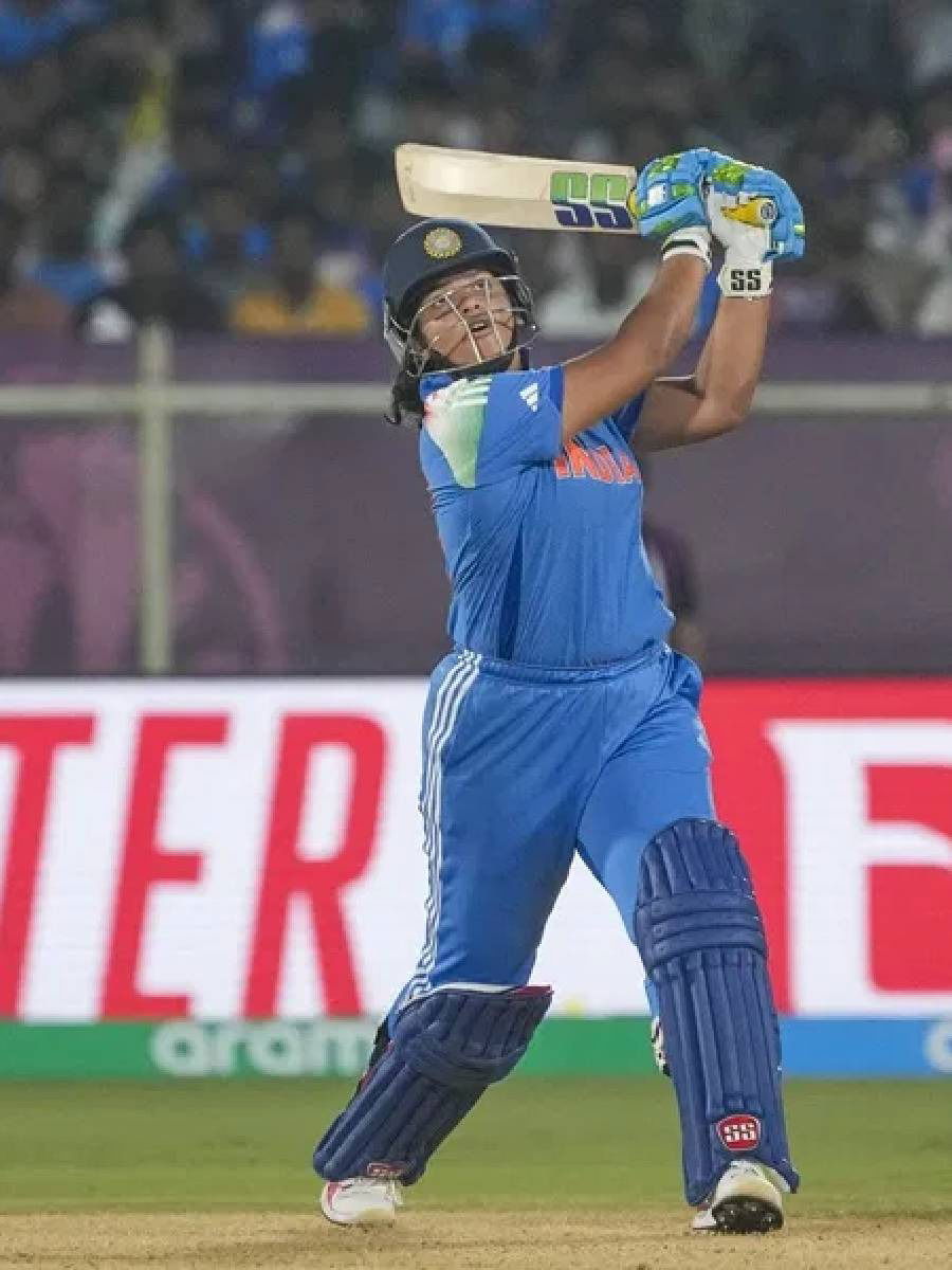 रिचा घोषने १२ षटकार मारून इतिहास रचला - Marathi News | रिचा घोषने १२ षटकार मारून इतिहास रचला | Latest Photos at Lokmat.com