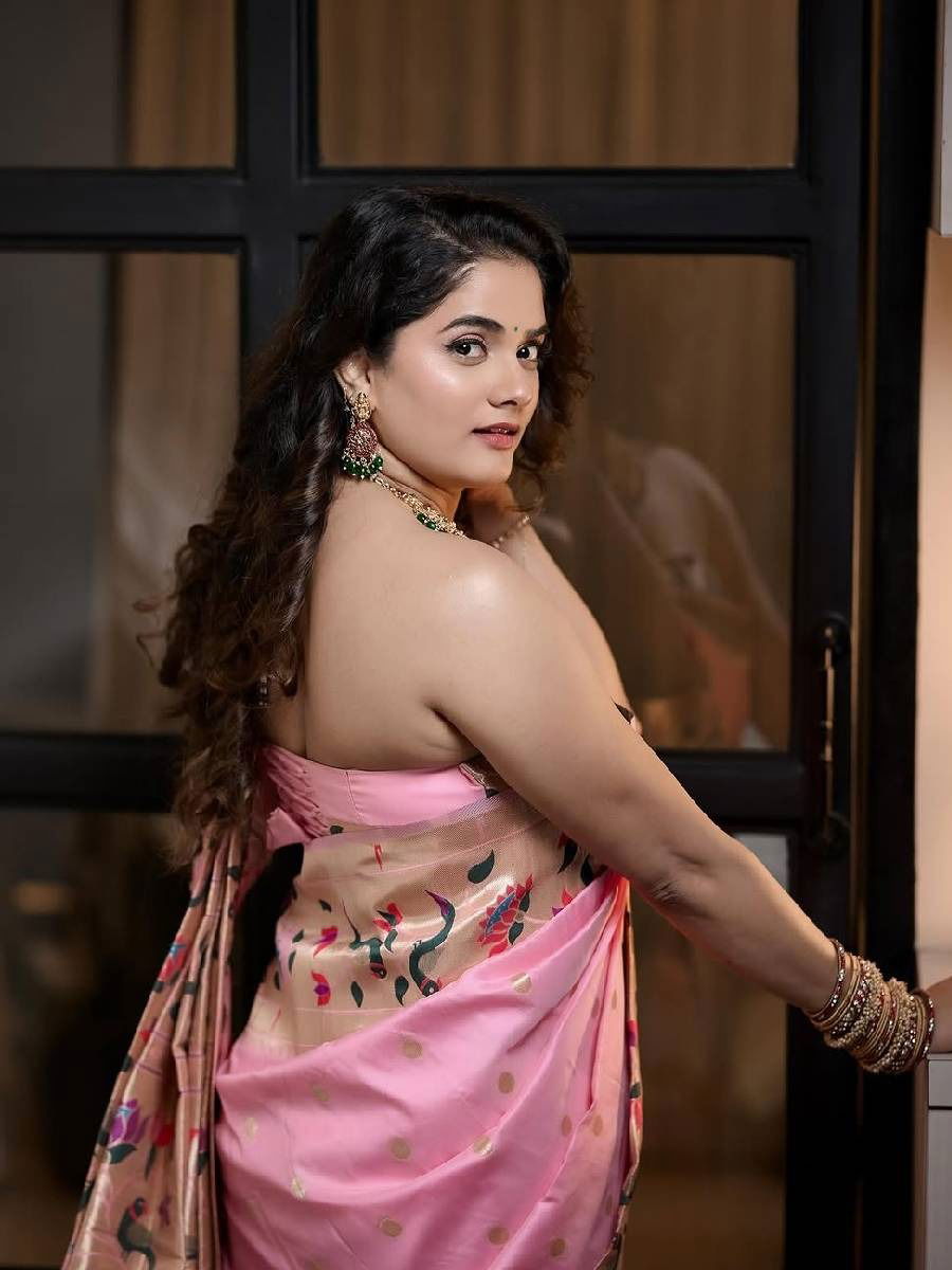 भाग्यश्री मोटेची हटके फॅशन! - Marathi News | भाग्यश्री मोटेची हटके फॅशन! | Latest Photos at Lokmat.com