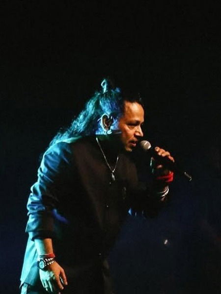 घर सोडलं, आत्महत्येचा विचार अन् आता टॉपचा गायक - Marathi News | घर सोडलं, आत्महत्येचा विचार अन् आता टॉपचा गायक | Latest Photos at Lokmat.com