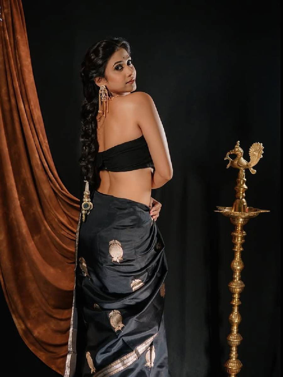 योगिताने साडीत दाखवल्या बोल्ड अदा!