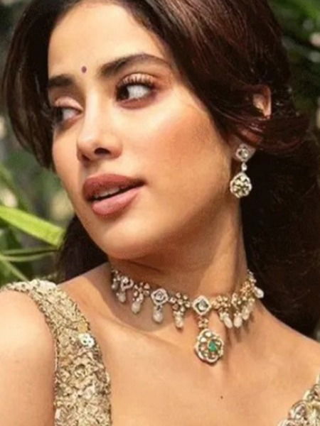 ऑफिस दिवाळी पार्टीसाठी ६ सुंदर साड्या... - Marathi News | ऑफिस दिवाळी पार्टीसाठी ६ सुंदर साड्या... | Latest Photos at Lokmat.com