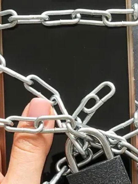 मोबाईलचं व्यसन कमी करण्यासाठी ५ टिप्स - Marathi News | मोबाईलचं व्यसन कमी करण्यासाठी ५ टिप्स | Latest Photos at Lokmat.com