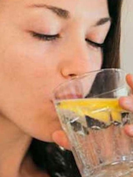 सकाळी रिकाम्या पोटी लिंबू पाणी पिण्याची चूक करू नका, होईल नुकसान... - Marathi News | सकाळी रिकाम्या पोटी लिंबू पाणी पिण्याची चूक करू नका, होईल नुकसान... | Latest Photos at Lokmat.com