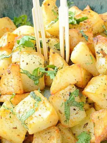 नवरात्रीच्या उपवासासाठी बटाट्याचे ६ चटकदार पदार्थ - Marathi News | नवरात्रीच्या उपवासासाठी बटाट्याचे ६ चटकदार पदार्थ | Latest Photos at Lokmat.com