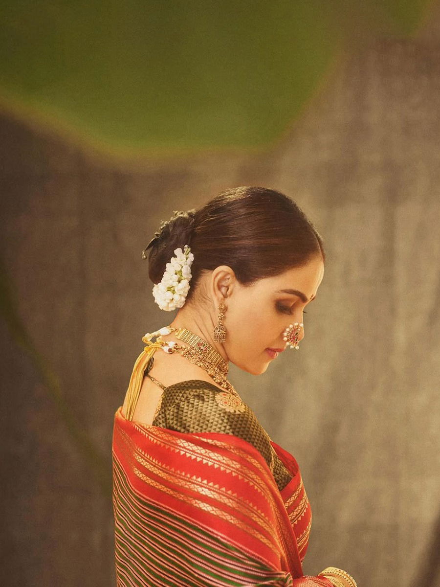 माजी मुख्यमंत्र्यांच्या सूनबाईचा पारंपारिक साज - Marathi News | माजी मुख्यमंत्र्यांच्या सूनबाईचा पारंपारिक साज | Latest Photos at Lokmat.com