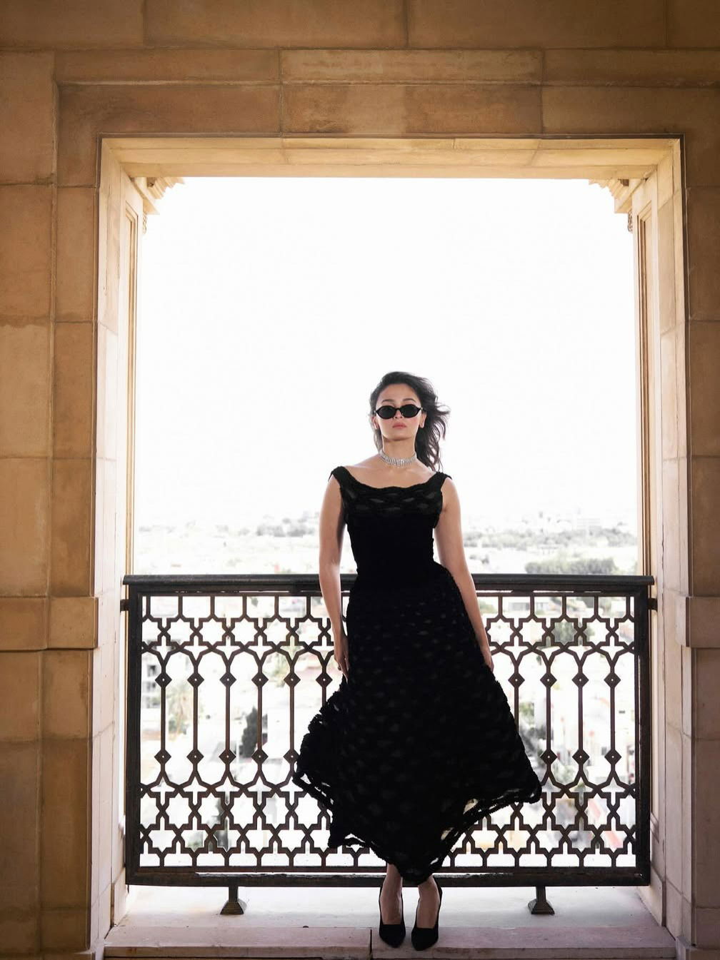 गोरे गोरे मुखड़े पे काला काला चश्मा