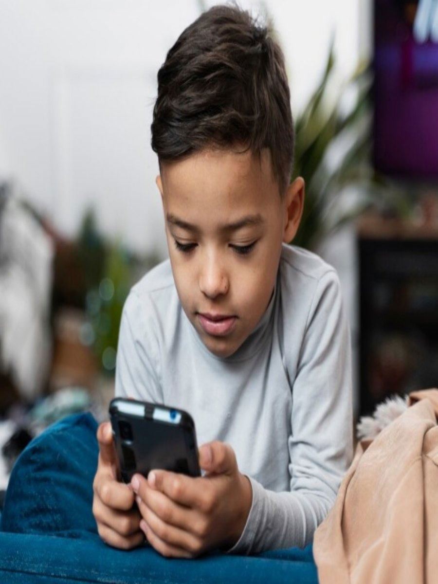 सोशल मीडियावर मुलांना बंदी घालावी का? - Marathi News | सोशल मीडियावर मुलांना बंदी घालावी का? | Latest Photos at Lokmat.com