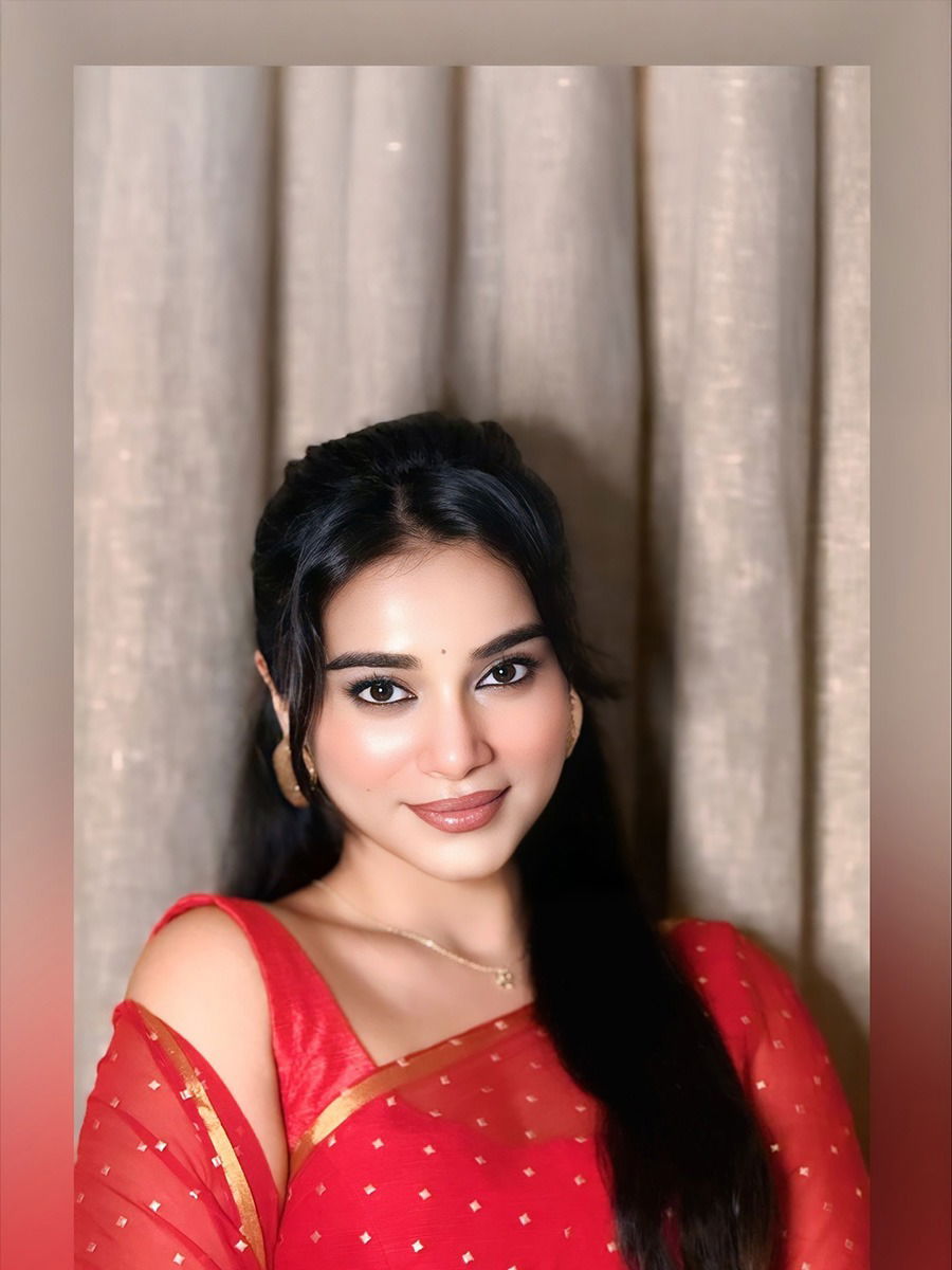 लाल साडीत सिंचनाच्या मनमोहक अदा!