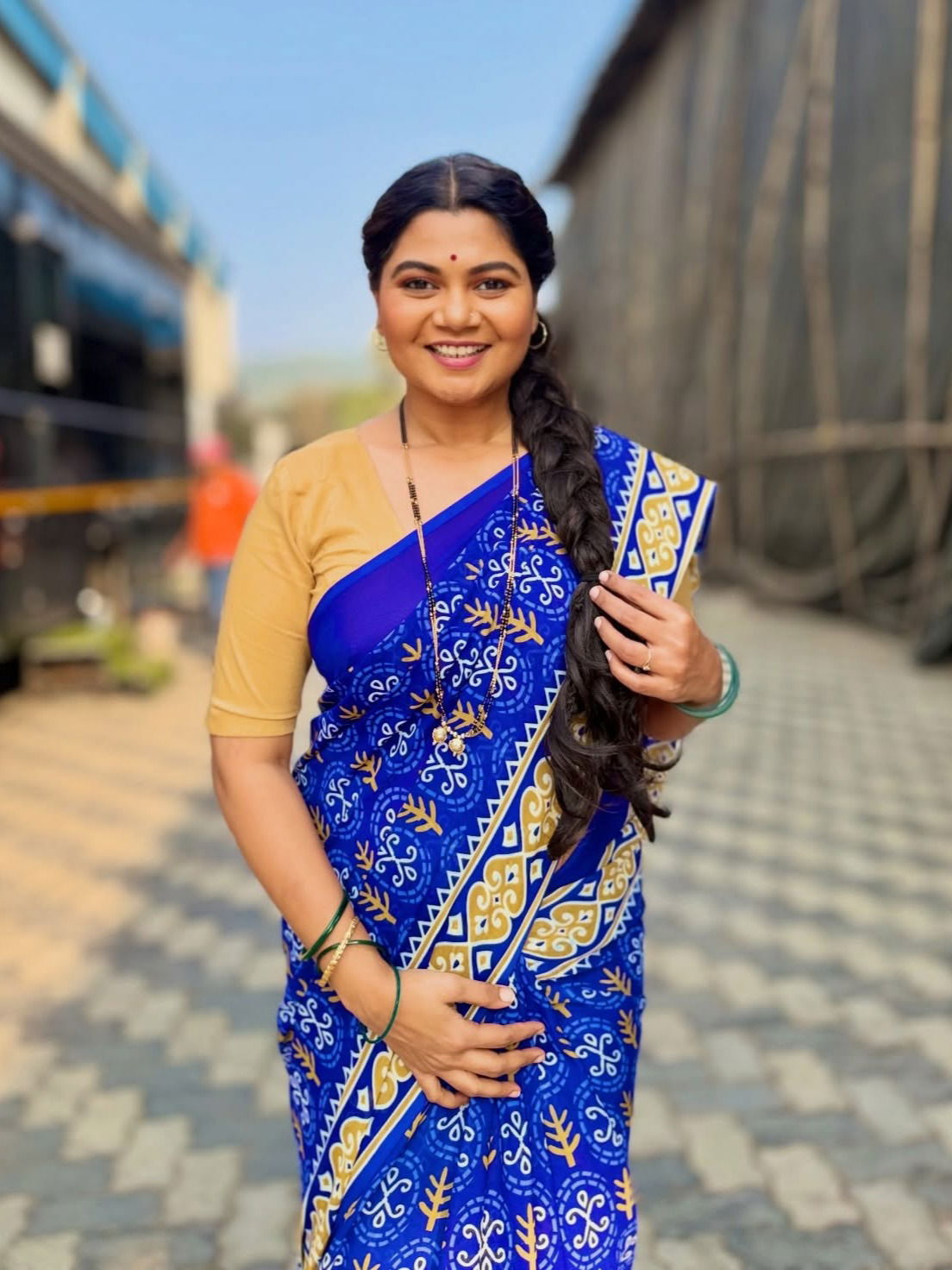 निळ्या रंगाच्या साडीत 'अगं अगं आई'चा सुंदर लूक