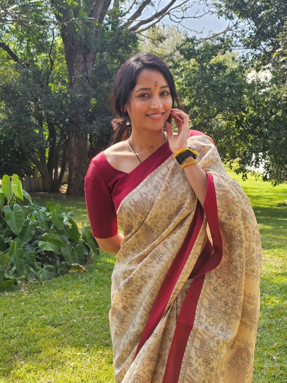 सादगी तो हमारी जरा देखिए - Marathi News | सादगी तो हमारी जरा देखिए | Latest Photos at Lokmat.com