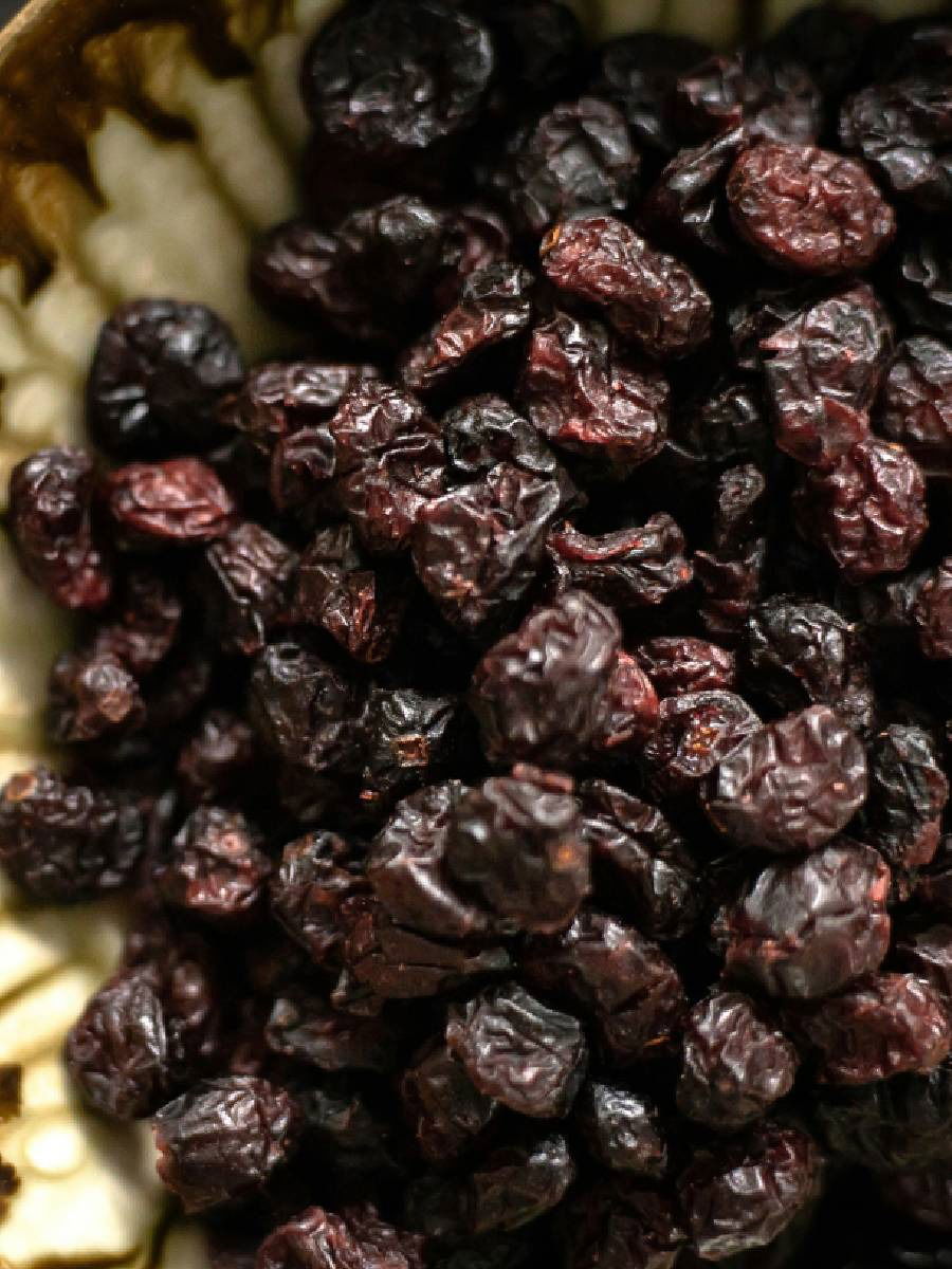 रिकाम्या पोटी ४ मनुके खाल्ल्यास काय होते? - Marathi News | रिकाम्या पोटी ४ मनुके खाल्ल्यास काय होते? | Latest Photos at Lokmat.com