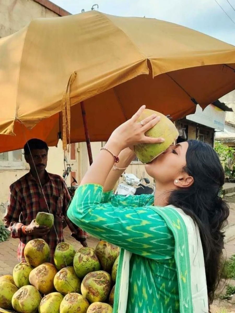 थेंबात डिटॉक्स, घोटात एनर्जी; नारळ पाणी ठरतेय वरदान...! - Marathi News | थेंबात डिटॉक्स, घोटात एनर्जी; नारळ पाणी ठरतेय वरदान...! | Latest Photos at Lokmat.com