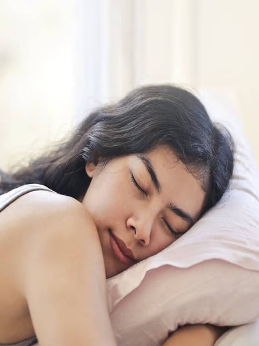 शरीरात कोणत्या कमतरतेमुळे झोप येते? - Marathi News | शरीरात कोणत्या कमतरतेमुळे झोप येते? | Latest Photos at Lokmat.com