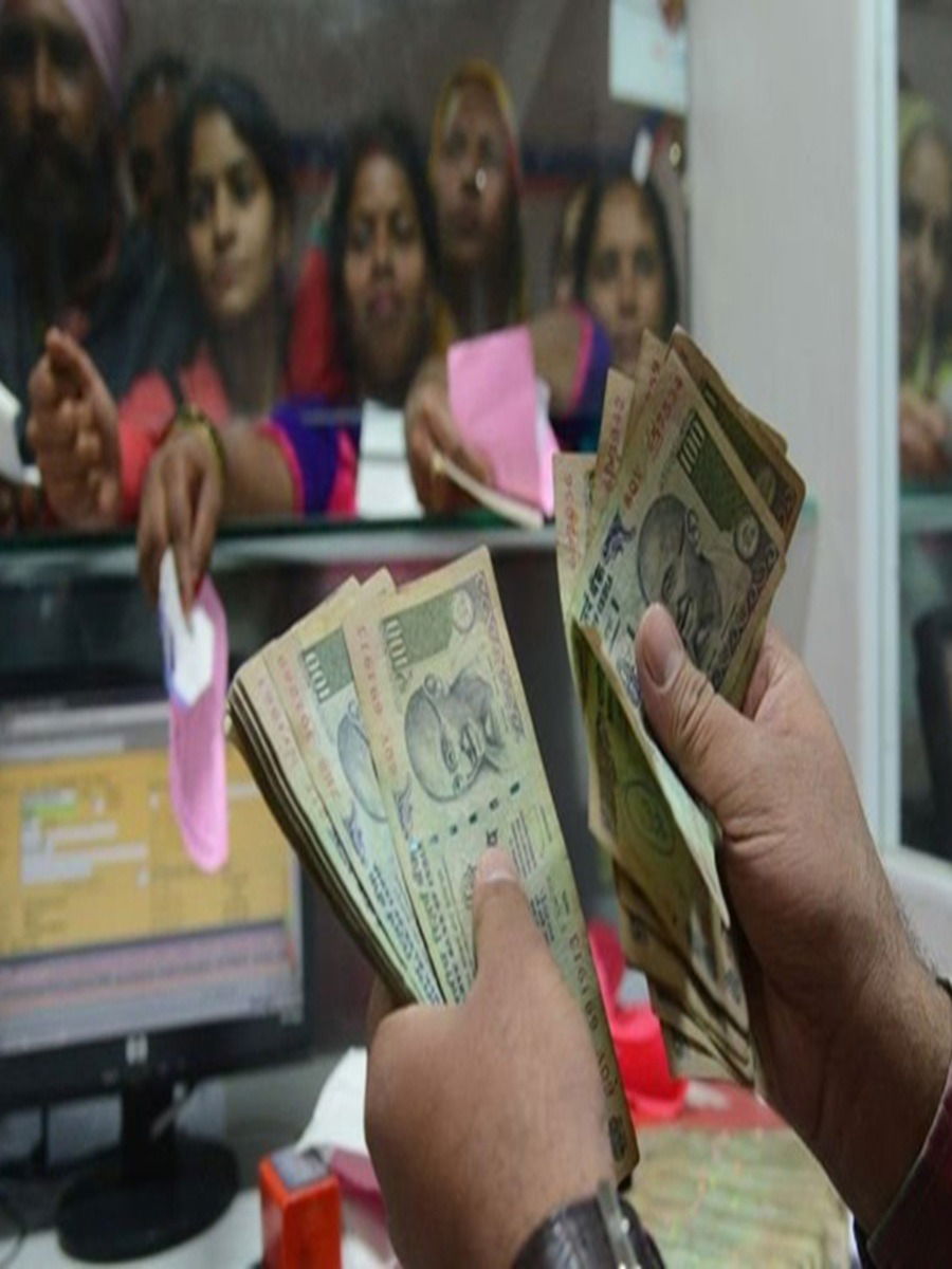 एखाद्या व्यक्तीच्या मृत्यूनंतर बँकेतील पैशाचे काय? आला नवा नियम - Marathi News | एखाद्या व्यक्तीच्या मृत्यूनंतर बँकेतील पैशाचे काय? आला नवा नियम | Latest Photos at Lokmat.com