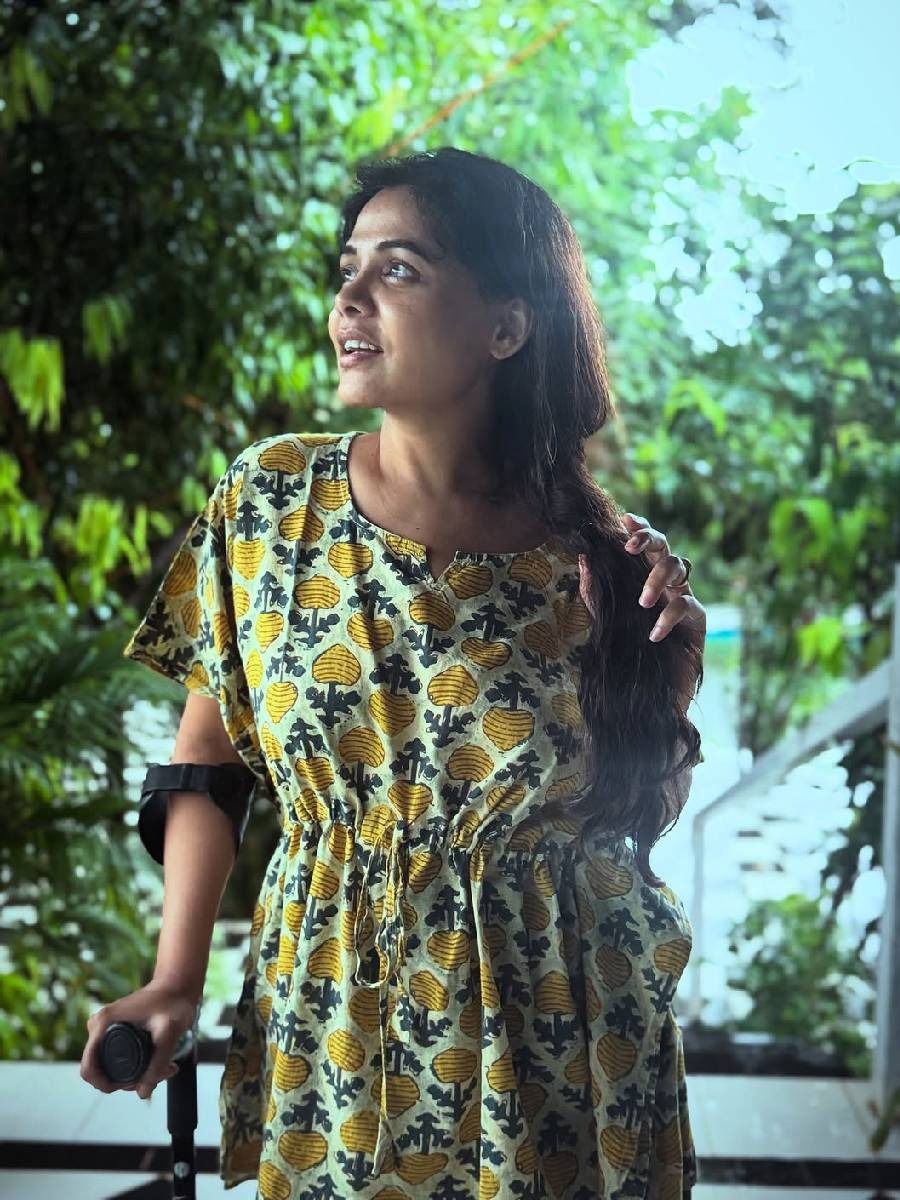 हातात वॉकर घेऊन का चालतेय प्रार्थना? - Marathi News | हातात वॉकर घेऊन का चालतेय प्रार्थना? | Latest Photos at Lokmat.com