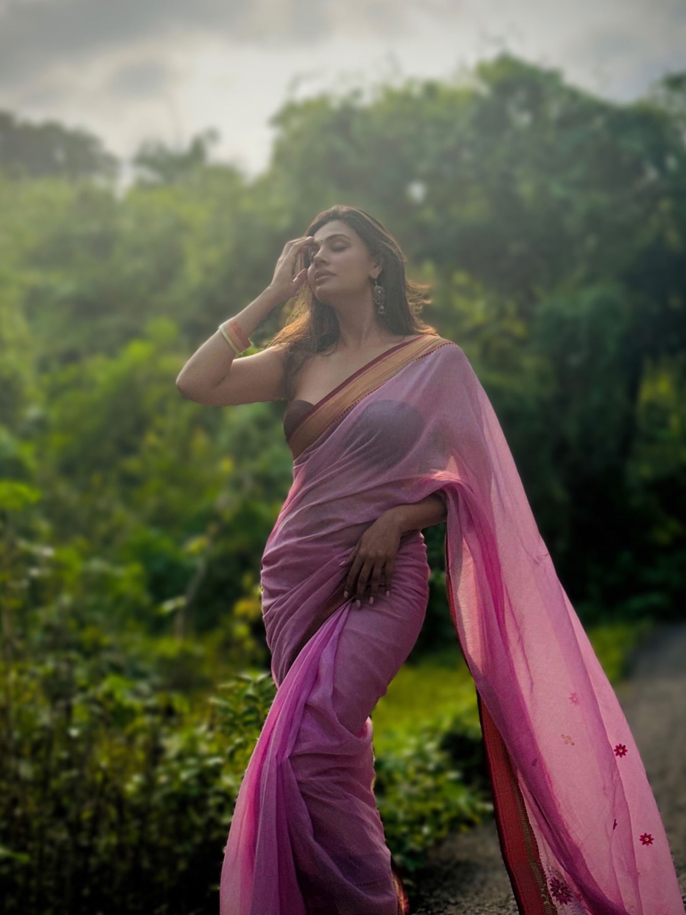 मुंबई इंडियन्स स्टारच्या बहिणीचा 'साडी लूक' चर्चेत - Marathi News | मुंबई इंडियन्स स्टारच्या बहिणीचा 'साडी लूक' चर्चेत | Latest Photos at Lokmat.com