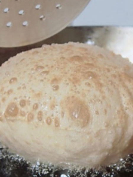 एका टम्म फुगलेल्या पुरीत नेमक्या किती कॅलरीज असतात ? - Marathi News | एका टम्म फुगलेल्या पुरीत नेमक्या किती कॅलरीज असतात ? | Latest Photos at Lokmat.com