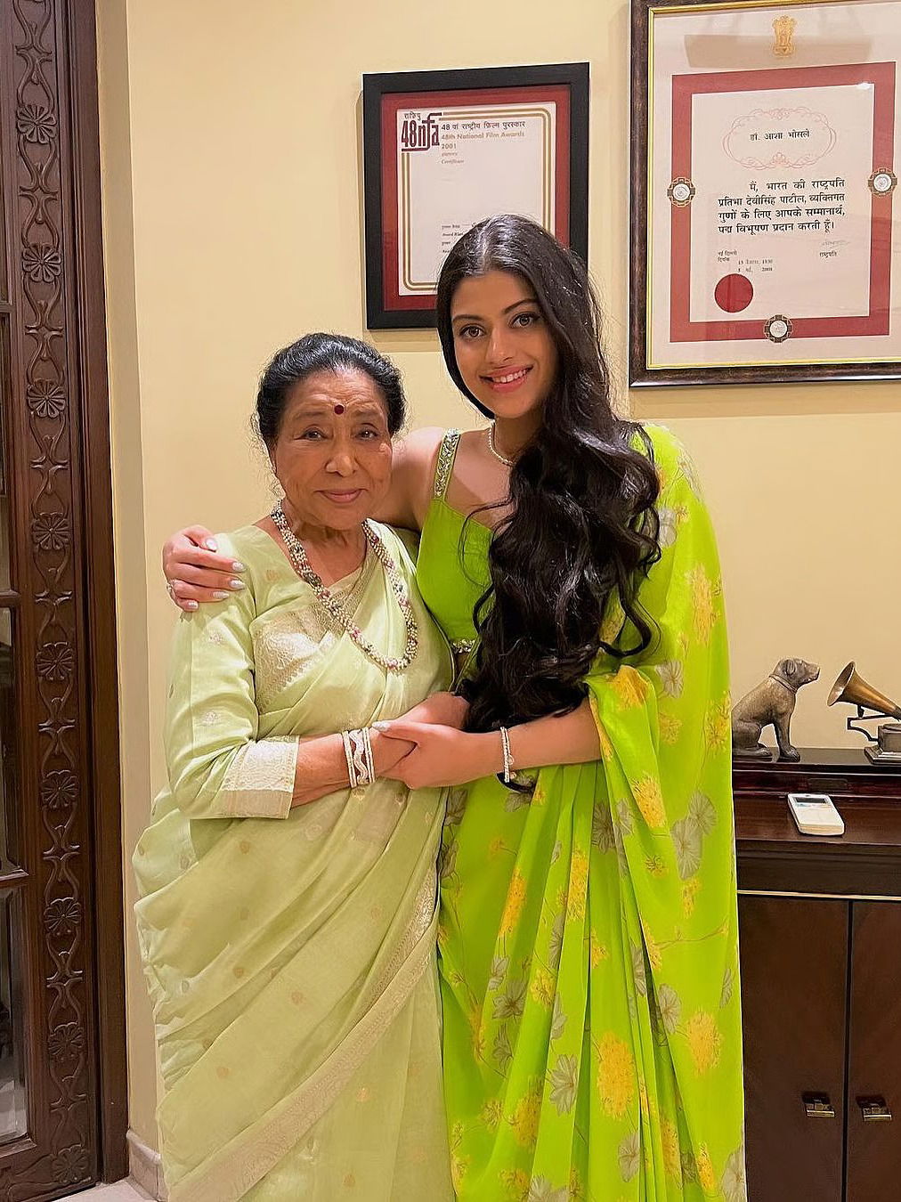 आशा भोसलेंची नात जनाईचं शिक्षण, वय काय आहे? - Marathi News | आशा भोसलेंची नात जनाईचं शिक्षण, वय काय आहे? | Latest Photos at Lokmat.com