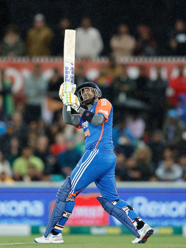 सूर्यानं गब्बरला केलं ओव्हरटेक, आता हिटमॅन रोहितच्या विक्रमावर नजरा